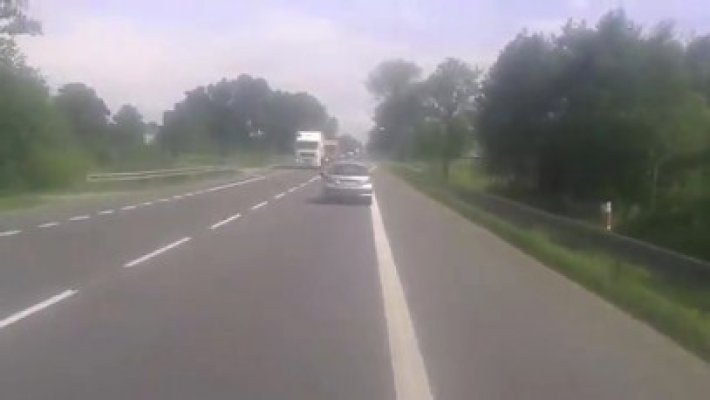 Urmăreşte imaginile! N-o să-ţi vină să crezi ce se întâmplă la semafor
